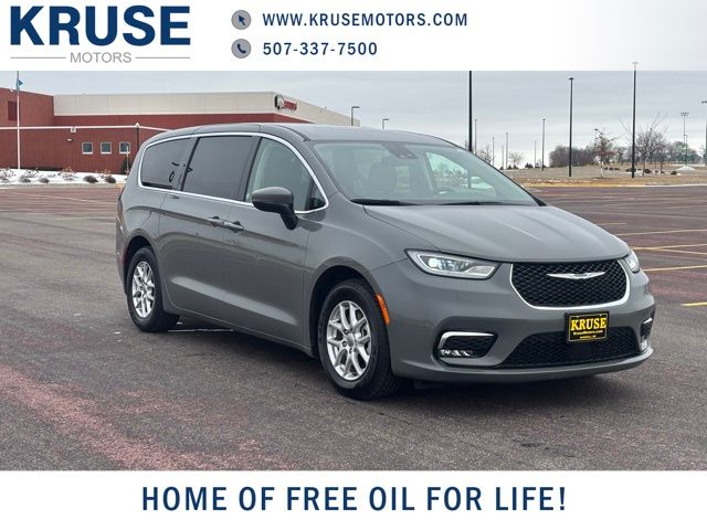 2023 Chrysler Pacifica Touring L's photo