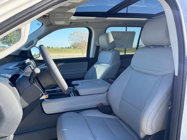 2025 Ford Expedition MAX photo 3