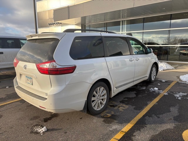 2016 Toyota Sienna XLE photo 3