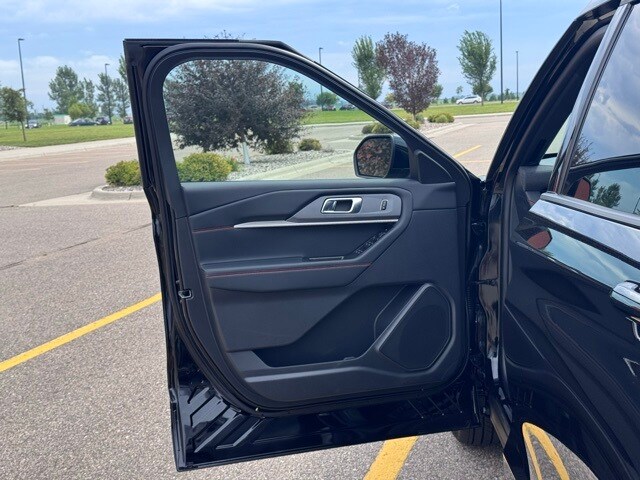 2025 Ford Explorer ST-Line photo 2