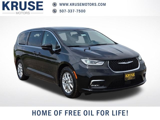 2023 Chrysler Pacifica Touring L's photo