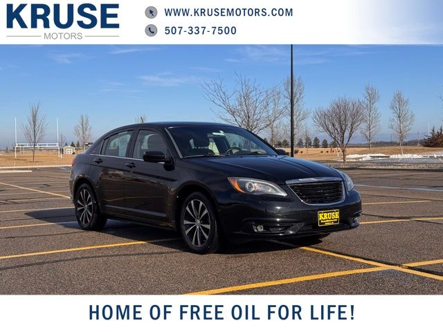 2013 Chrysler 200 Touring's photo