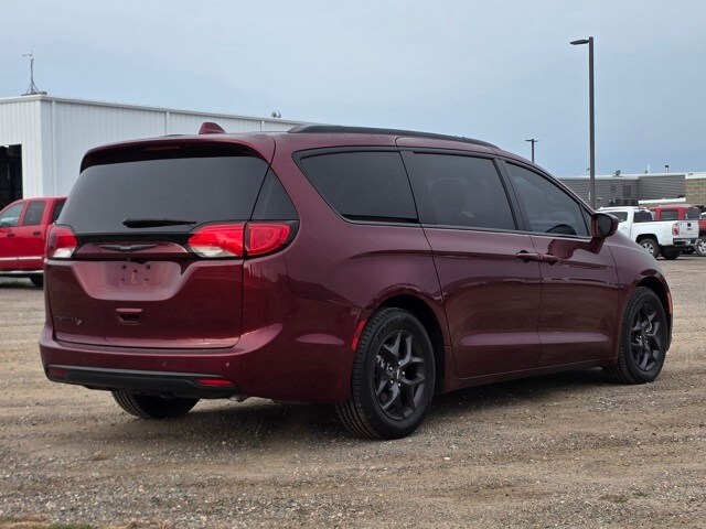 2018 Chrysler Pacifica Touring Plus photo 3