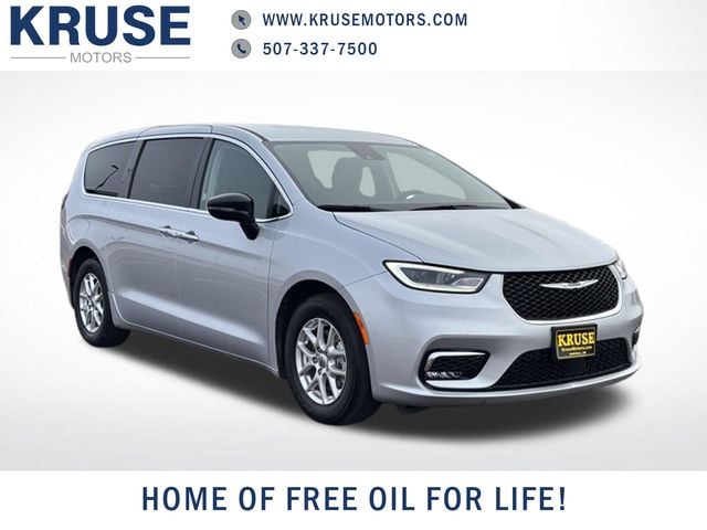 2024 Chrysler Pacifica Touring L's photo