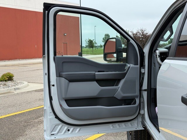 2025 Ford F-350 XL photo 4