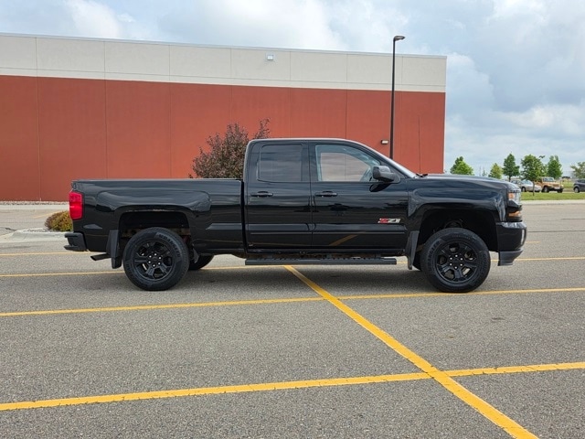 Used 2017 Chevrolet Silverado 1500 LT with VIN 1GCVKREC5HZ117314 for sale in Marshall, MN