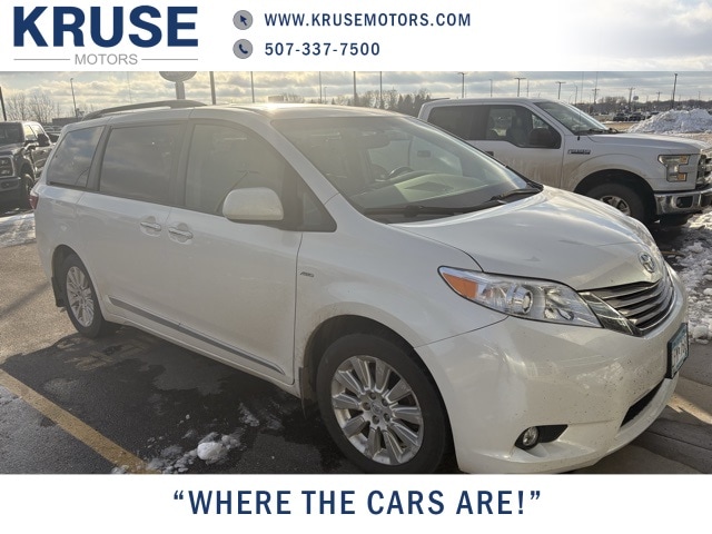 2016 Toyota Sienna XLE photo 2