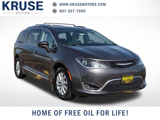 2018 Chrysler Pacifica Touring L's photo