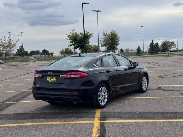 2020 Ford Fusion SE photo 2