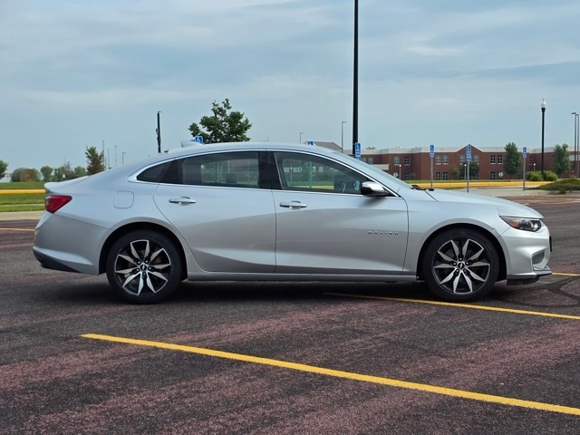 Used 2018 Chevrolet Malibu 1LT with VIN 1G1ZD5ST4JF274003 for sale in Marshall, Minnesota