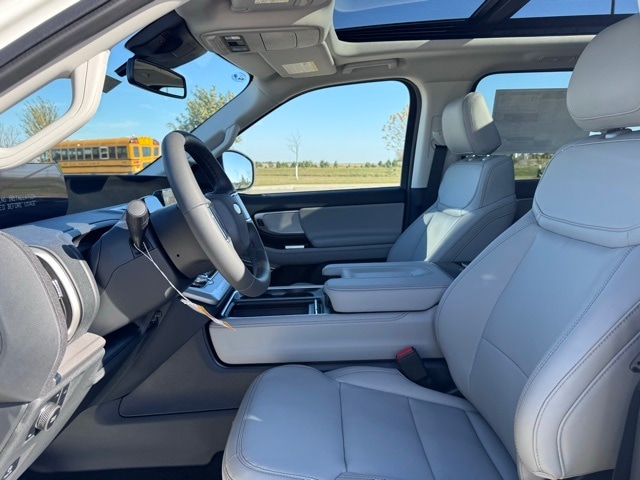 2025 Ford Expedition MAX photo 4