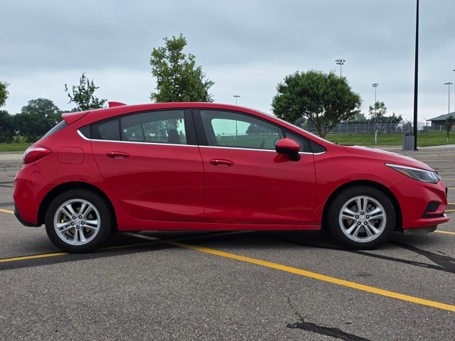 Used 2018 Chevrolet Cruze LT with VIN 3G1BE6SM8JS647925 for sale in Marshall, Minnesota