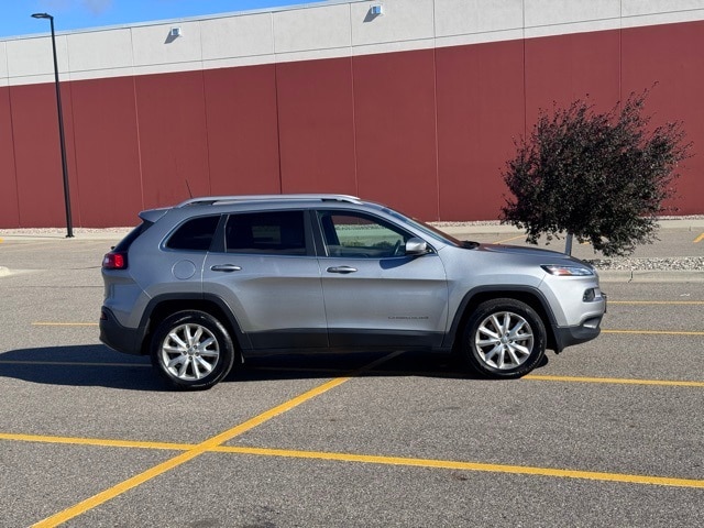 Used 2017 Jeep Cherokee Limited with VIN 1C4PJMDB5HW528401 for sale in Marshall, Minnesota