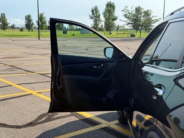 2017 Nissan Rogue SV photo 4
