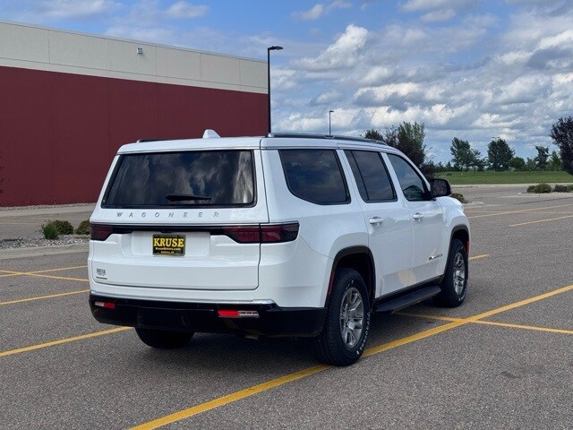 2023 Jeep Wagoneer Base photo 2