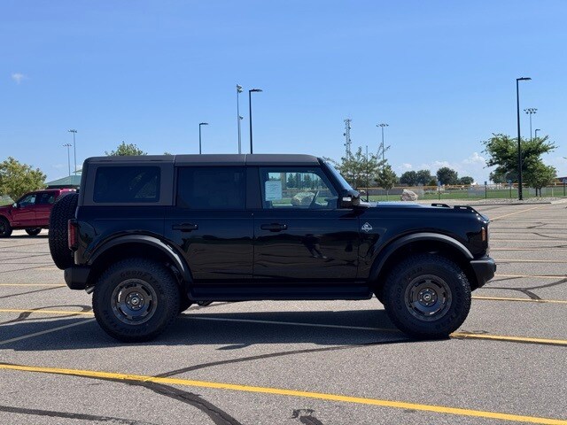 2025 Ford Bronco Outer Banks photo 2