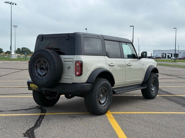 2025 Ford Bronco Outer Banks photo 3