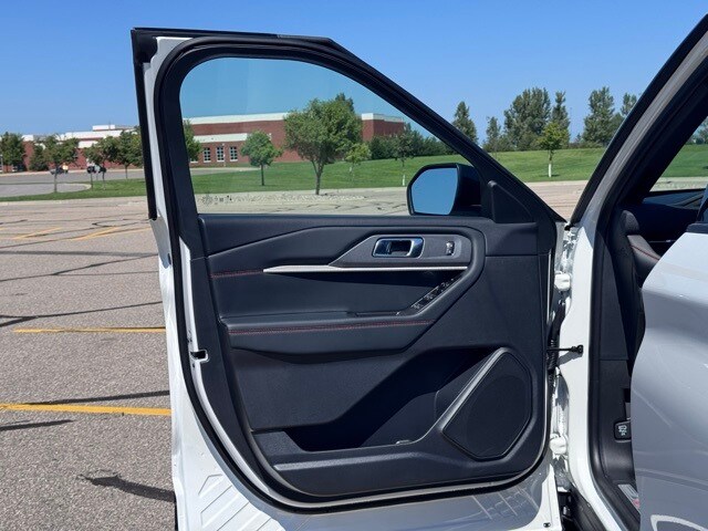 2025 Ford Explorer ST-Line photo 3