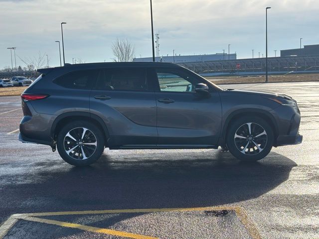 Used 2022 Toyota Highlander XSE with VIN 5TDLZRBH7NS209296 for sale in Marshall, Minnesota