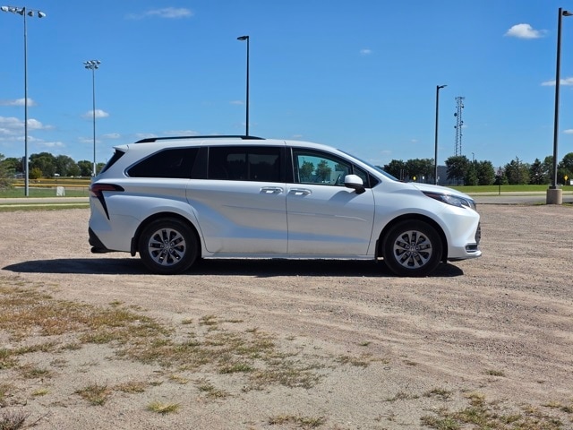 Used 2022 Toyota Sienna XLE with VIN 5TDJRKEC4NS082716 for sale in Marshall, Minnesota
