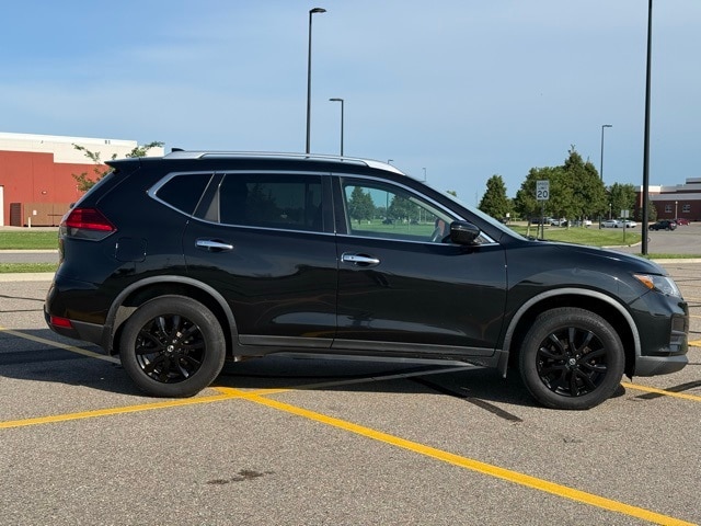 Used 2017 Nissan Rogue SV with VIN KNMAT2MV0HP608679 for sale in Marshall, Minnesota