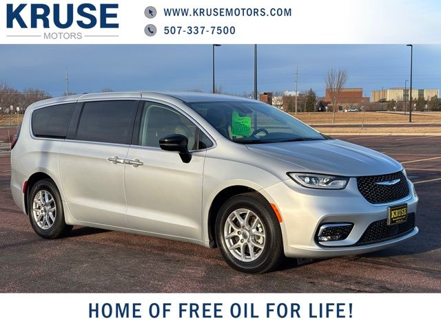 2024 Chrysler Pacifica Touring L's photo