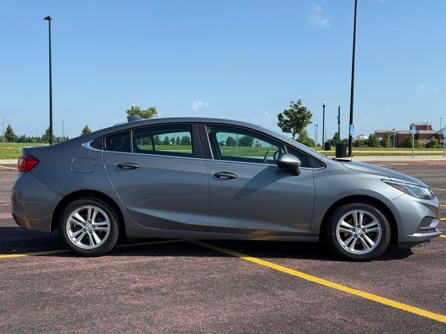 Used 2018 Chevrolet Cruze LT with VIN 1G1BE5SM6J7127795 for sale in Marshall, Minnesota