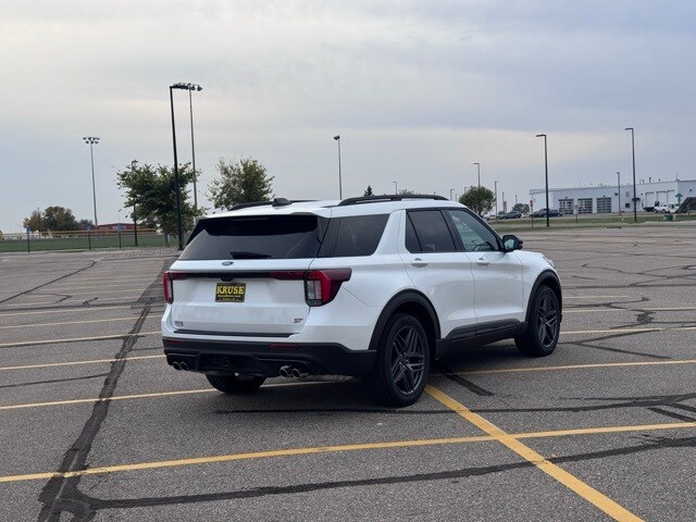 2025 Ford Explorer ST photo 3