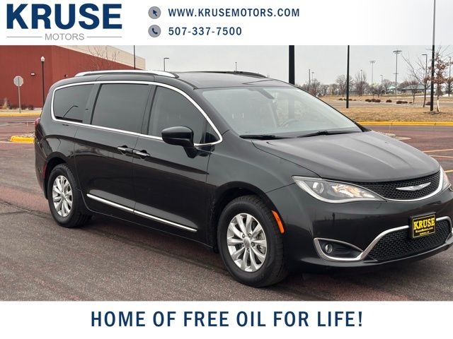 2018 Chrysler Pacifica Touring L's photo