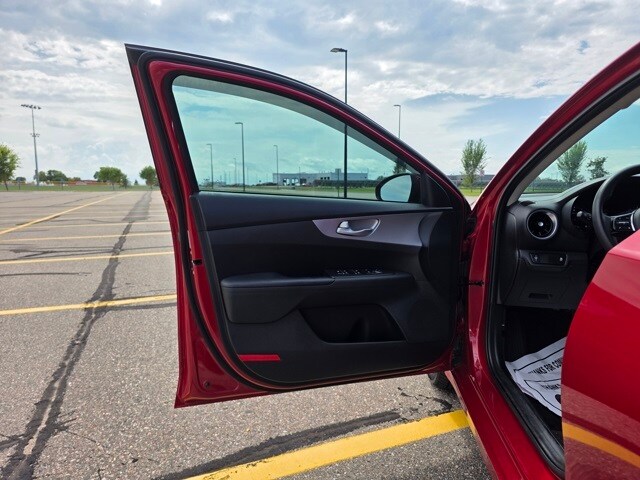 2022 Kia Forte LXS photo 2