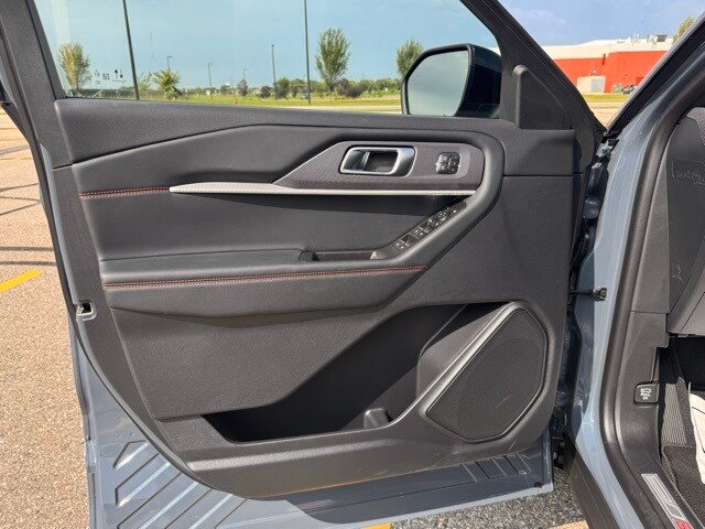 2025 Ford Explorer ST-Line photo 4
