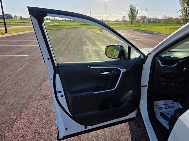 2020 Toyota RAV4 Hybrid Limited photo 3