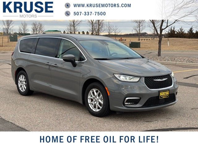 2023 Chrysler Pacifica Touring L's photo