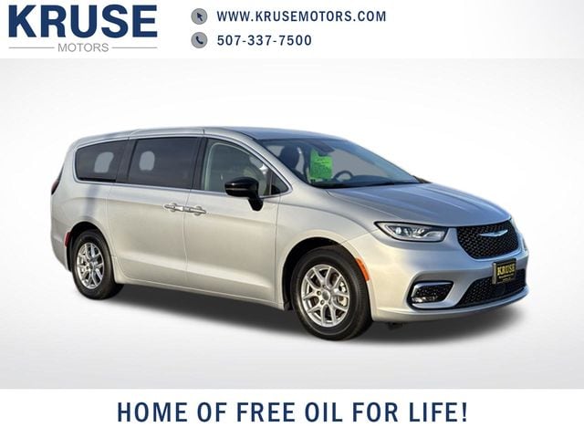 2024 Chrysler Pacifica Touring L's photo
