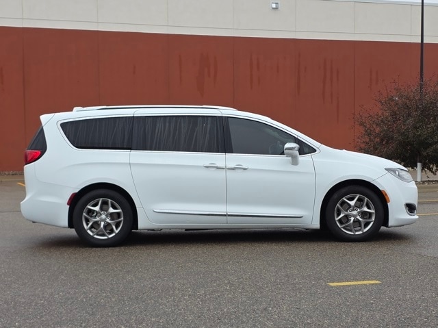 Used 2018 Chrysler Pacifica Limited with VIN 2C4RC1GG2JR185585 for sale in Marshall, Minnesota