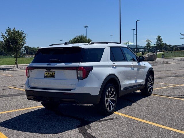 2025 Ford Explorer ST-Line photo 2