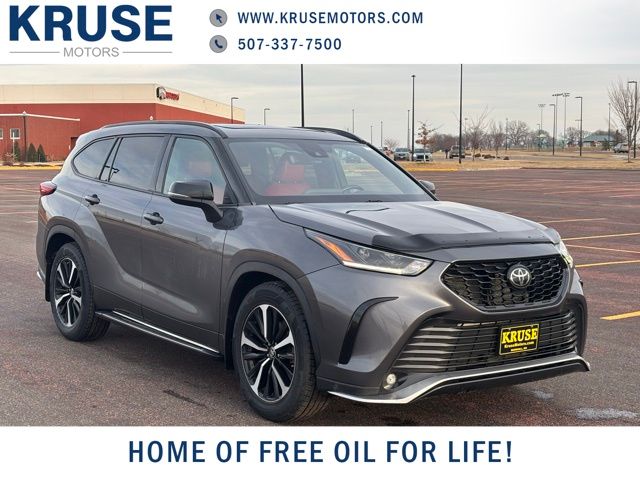 2022 Toyota Highlander XSE's photo