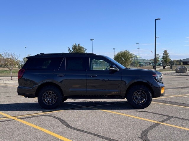 2025 Ford Expedition photo 2