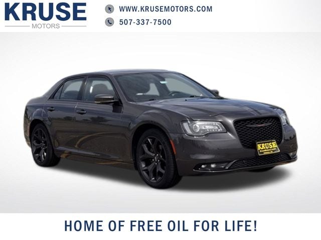 2022 Chrysler 300 S's photo