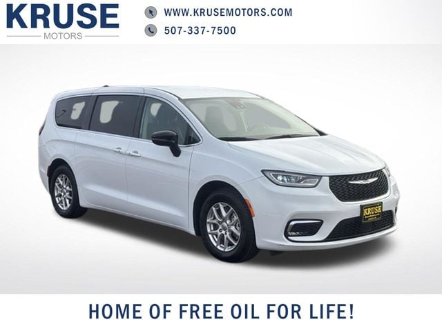 2024 Chrysler Pacifica Touring L's photo