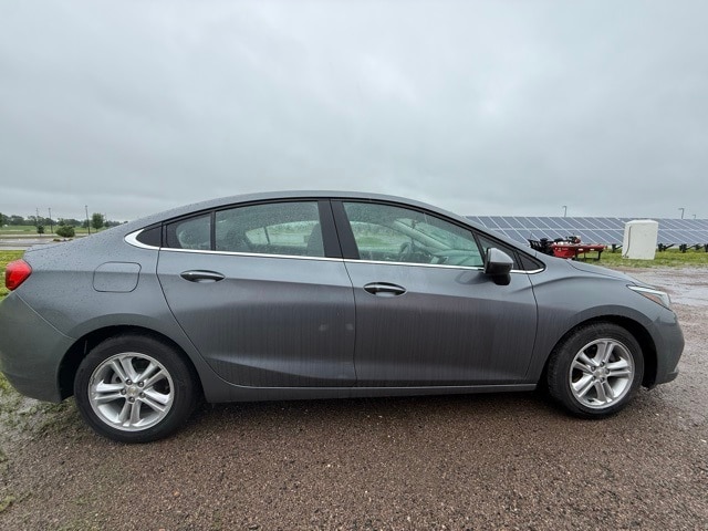 Used 2018 Chevrolet Cruze LT with VIN 1G1BE5SM6J7127795 for sale in Marshall, Minnesota