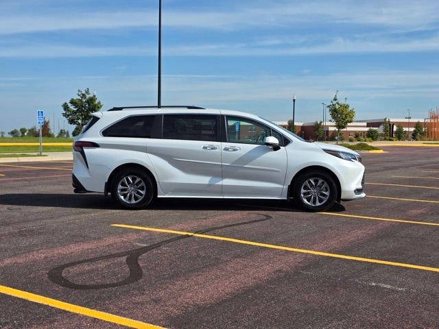 Used 2022 Toyota Sienna XLE with VIN 5TDJRKEC4NS082716 for sale in Marshall, Minnesota
