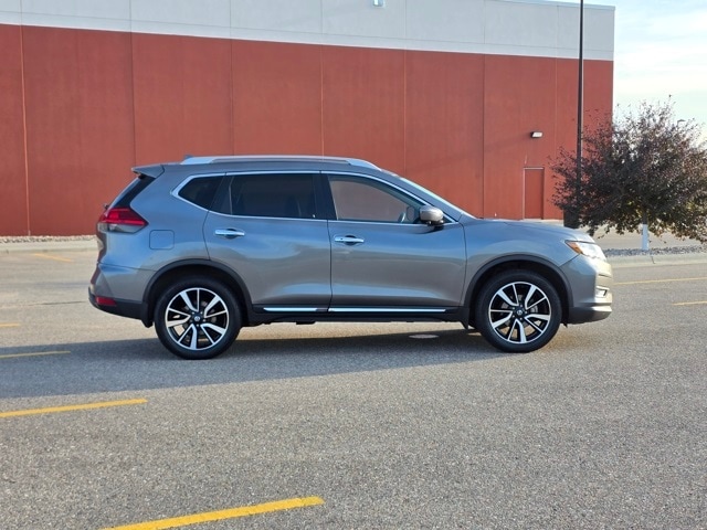 Used 2017 Nissan Rogue SL with VIN 5N1AT2MV4HC799770 for sale in Marshall, Minnesota