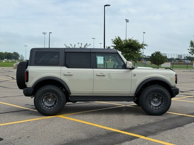2025 Ford Bronco Outer Banks photo 2