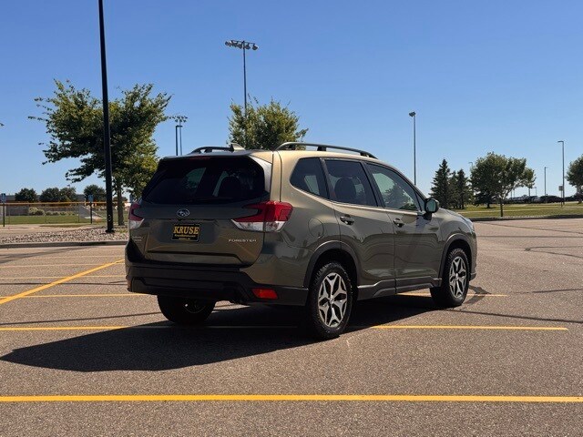 2023 Subaru Forester Premium photo 2