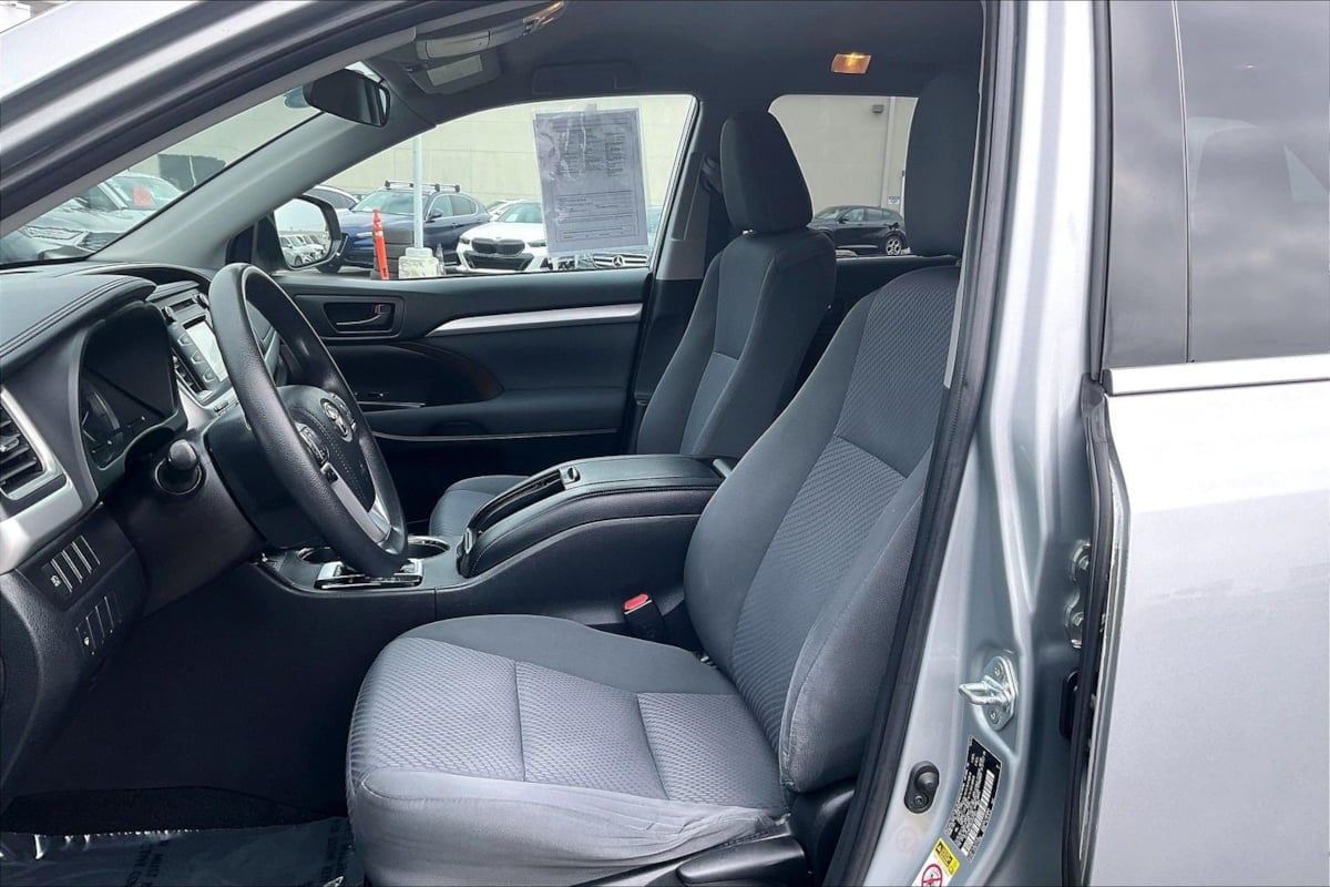2019 Toyota Highlander LE - Photo 21