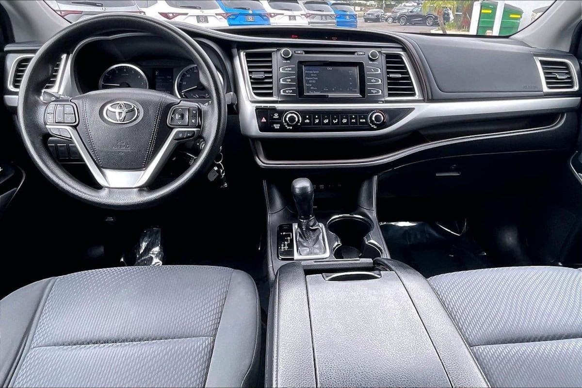 2019 Toyota Highlander LE - Photo 11