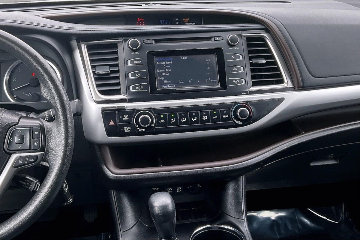 2019 Toyota Highlander LE - Photo 6