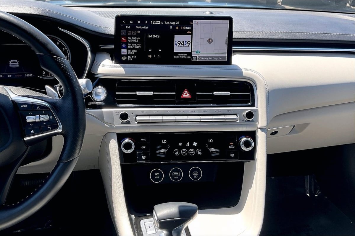 2025 GENESIS G70 Standard - Photo 6
