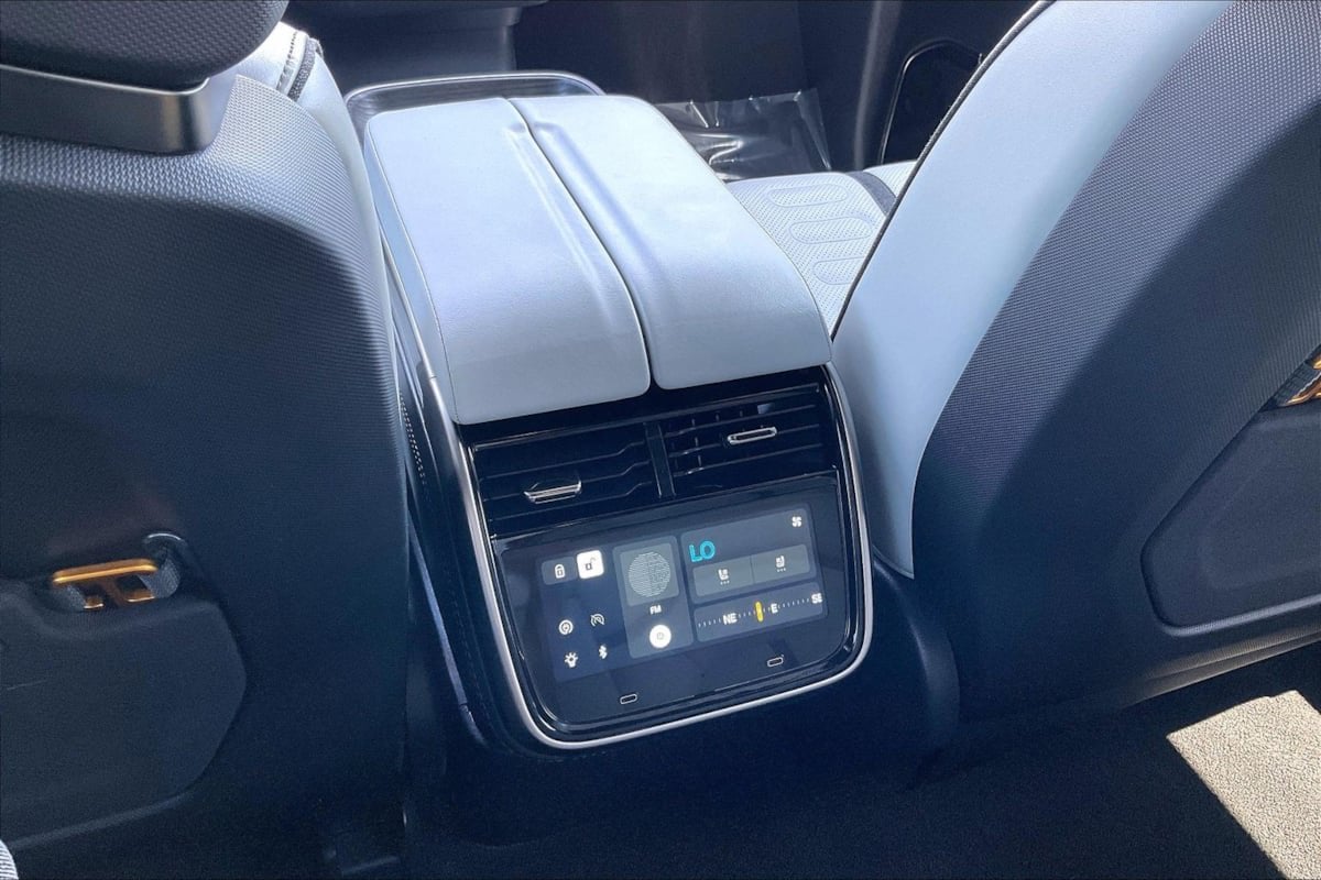 2024 Rivian R1S Adventure - Photo 33